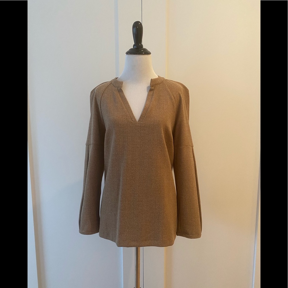 Long sleeves tunic with V neck.
